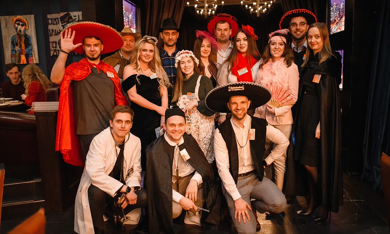 Корпоратив на Новый год в Пензе — празднично украшенный банкетный зал