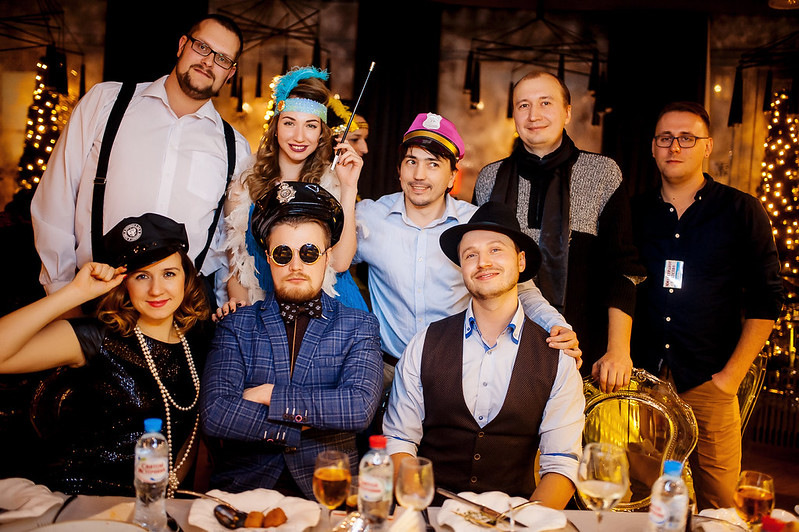 Команда компании празднует Новый год в ресторане Пензе